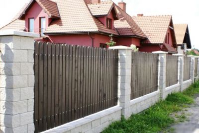 серый бетонный забор
