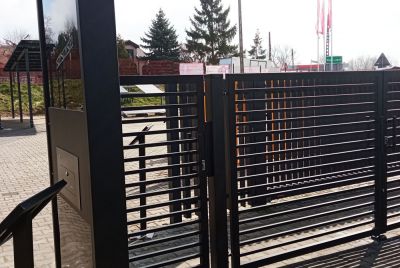EQ Entrance столб